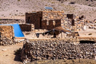 Berber kervanlarının barınakları ve vahaları Berber çobanlarının evleri Marakeş yakınlarındaki Bab N Ali ve Jebel Saghro ile Fas 'taki Ouarzazate arasındaki atlas üzerinde.
