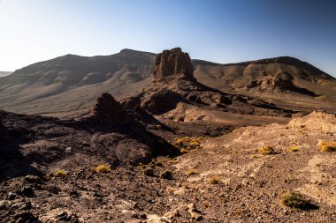 Rüzgar ve zamanla aşınan volkanik kayalar Fas 'taki Jebel Saghro yakınlarında aşınan Marakeş dağ zirveleri yakınlarındaki Ourzazate ilindeki Fas Atlası' nın zirveleri arasında rüya gibi manzaralar yaratıyor.