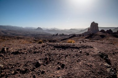 Fas 'ın Fas Atlas Berberi kervanı güzergahındaki Jebel Saghro' nun kurak tepeleri arasındaki beyaz yol Ourzazate 'nin antik yolları Berber çobanlarının Fas' ın Marakeş yakınlarındaki yolları.