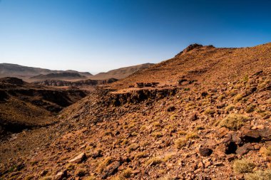 Marakeş yakınlarındaki Bab N Ali ve Jebel Saghro ile Fas 'taki Ouarzazate arasındaki atlas üzerindeki güney atlas Fas' ın tepeleri ve kayalıkları volkanik dağlardan, ovalardan ve platolardan oluşan bir panorama.