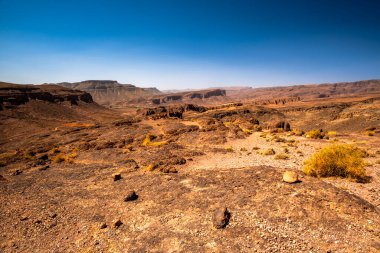 Marakeş yakınlarındaki Bab N Ali ve Jebel Saghro ile Fas 'taki Ouarzazate arasındaki atlas üzerindeki güney atlas Fas' ın tepeleri ve kayalıkları volkanik dağlardan, ovalardan ve platolardan oluşan bir panorama.