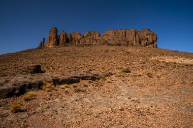 Marakeş yakınlarındaki Bab N Ali ve Jebel Saghro ile Fas 'taki Ouarzazate arasındaki atlas üzerindeki güney atlas Fas' ın tepeleri ve kayalıkları volkanik dağlardan, ovalardan ve platolardan oluşan bir panorama.