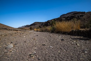 Marakeş yakınlarındaki Bab N Ali ve Jebel Saghro ile Fas 'taki Ouarzazate arasındaki atlas üzerindeki güney atlas Fas' ın tepeleri ve kayalıkları volkanik dağlardan, ovalardan ve platolardan oluşan bir panorama.