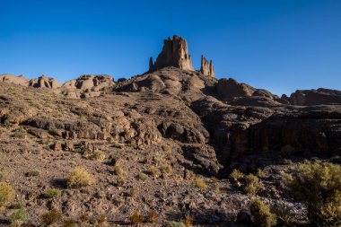 Marakeş yakınlarındaki Bab N Ali ve Jebel Saghro ile Fas 'taki Ouarzazate arasındaki atlas üzerindeki güney atlas Fas' ın tepeleri ve kayalıkları volkanik dağlardan, ovalardan ve platolardan oluşan bir panorama.