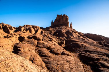 Rüzgar ve zamanla aşınan volkanik kayalar Fas 'taki Jebel Saghro yakınlarında aşınan Marakeş dağ zirveleri yakınlarındaki Ourzazate ilindeki Fas Atlası' nın zirveleri arasında rüya gibi manzaralar yaratıyor.