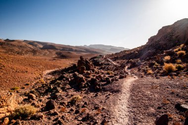 Fas 'ın Ouarzazate kenti yakınlarındaki Fas Atlas Dağları' nın güneyindeki çöl tepeleri arasında harika bir kır yolu.