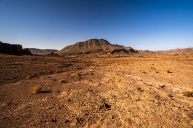Fas 'ın güneyindeki Ouarzazate yakınlarındaki Fas Atlası' nda Handour nehrinin vadilerindeki panorama