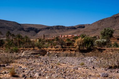 Handour Nehri 'nin kurak nehir yatağı dağlar arasında Fas' ın Ouarzazate yakınlarındaki Berber köyleri arasındaki Handour vadisinde Fas Atlası 'nın çölleşmesiyle kavrulmuş.
