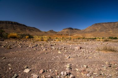 Fas 'ın güneyindeki Ouarzazate yakınlarındaki Fas Atlası' nda Handour nehrinin vadilerindeki panorama