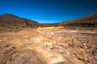 Fas 'ın güneyindeki Ouarzazate yakınlarındaki Fas Atlası' nda Handour nehrinin vadilerindeki panorama