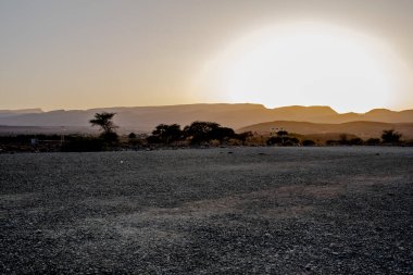 Fas 'ın güneyindeki Ouarzazate yakınlarındaki Fas Atlası' nda Handour nehrinin vadilerindeki panorama