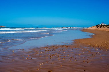 Fas sahillerinde ölen sörfçülerin ve dalgaların olduğu güzel Essaouira plajı.