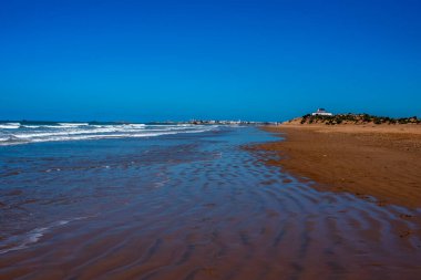 Fas sahillerinde ölen sörfçülerin ve dalgaların olduğu güzel Essaouira plajı.