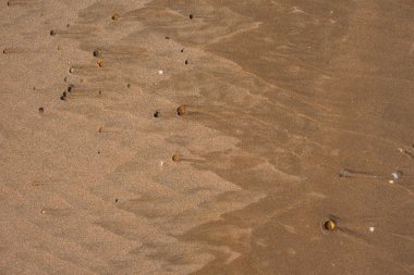 Sahildeki kumu kapatarak Fas 'ta sarıya boyanmış farklı geometrik dokular oluşturuyor.