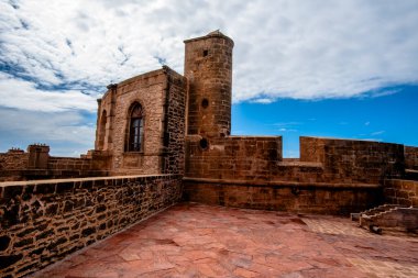 Fas 'ın Atlantik Okyanusu kıyısındaki liman ve crenelleştirilmiş duvarları, tuğlaları veya beyazlatılmış binaları ile güçlendirilmiş Essaouira kentindeki tipik Fas mimarisi.