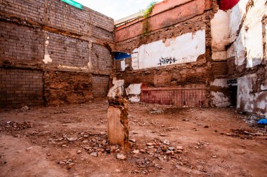 Marakeş, Fas 'ta yıkık dökük bir binanın içi. Yıkılan duvarlar, duvar yazıları ve molozlar yıkımın, çürümenin ve mimari hassasiyetin hikayesini anlatıyor..