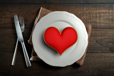 Kağıt ahşap zemindeki beyaz bir tabağa yerleştirilmiş 3D illüstrasyonlar aklınızda bulunsun. Kalp şeklinde bir tabağa yerleştirilmiş..