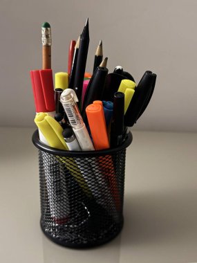 Ofis kalem tutacağında çeşitli kalem, fosforlu kalem ve kalemler. Ofis masasında tek bir nesne var.