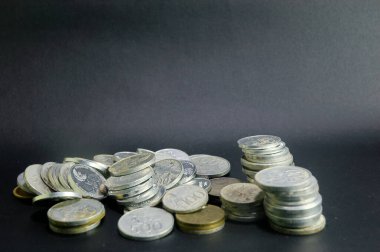 Para Yığını, Kara Arkaplanda Tasarruf