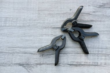 Gri masada bir sürü siyah bahar aracı