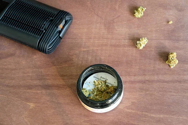 CBD ve THC ile kurutulmuş doğal kenevir kavanozu buharlaştırıcıda tıbbi amaçlar ve aromatheraly için kullanılır.