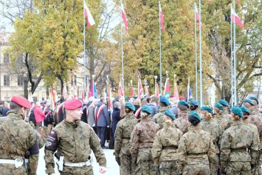 Lublin, Polonya. 11 Kasım 2022. Polonyalı askerler Polonya 'nın Bağımsızlık Günü kutlamalarında.