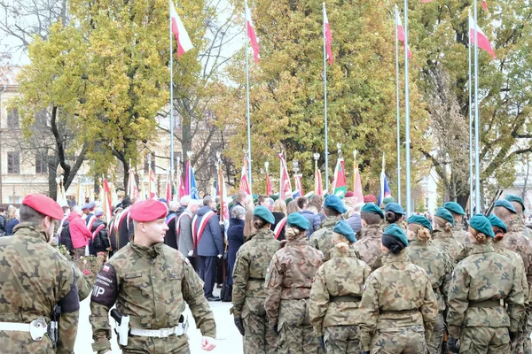 波兰卢布林2022年11月11日波兰士兵参加庆祝波兰独立日的游行 — 图库照片
