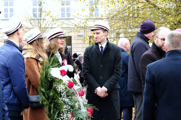 Lublin, Polonya. 11 Kasım 2022. KUL öğrencileri bağımsızlığı lekeleyen kahramanlara saygılarını sunuyorlar.