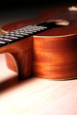 Ukulele 'nin seçici odaklı yakın plan görüntüsü.