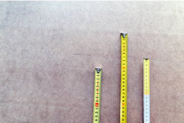 MDF arkaplanındaki sarı ölçüm bantları - marangozluk Cpncept