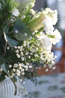 Bir buket beyaz çiçek ve karanfil..