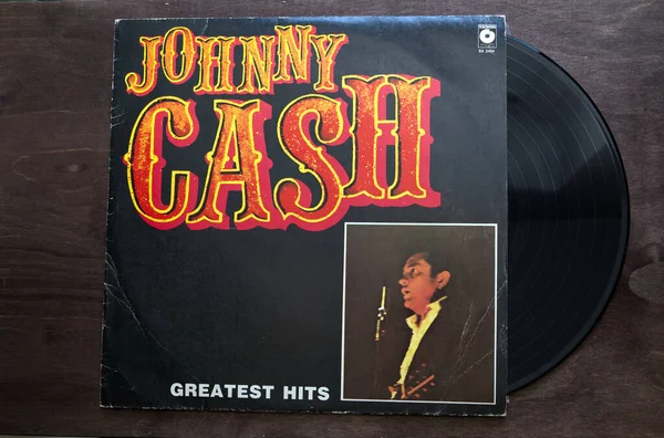 Lublin, Polonya. 18 Ocak 2023 Johnny Cash En İyi Koyu Ahşap Masa Kayıtları