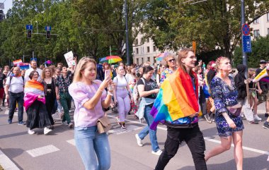 Lublin, Polonya. 02 Eylül 2023. Genç homoseksüel insanlar gökkuşağı bayrakları ve eşitlik sancaklarıyla şehrin sokaklarında geçit töreninde yürüyorlar