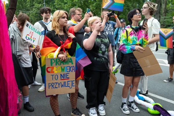 Lublin Polónia Setembro 2023 Jovens Homossexuais Marcham Com Bandeiras Arco — Fotografia de Stock