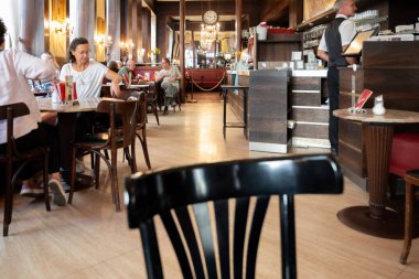 Viyana Avusturya. 29 Eylül 2023. Geleneksel Viyana Kafe Ritter 'in içinde şık mobilyalar var.