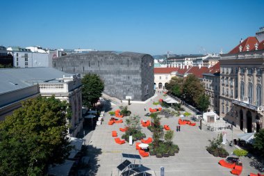 Viyana, Avusturya. 29 Eylül 2023. Arka planda güneş panelleri ve Mumok Modern Sanat Müzesi ile Müze Quartier