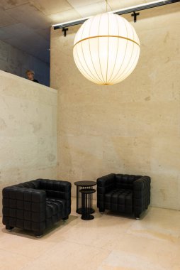 Viyana, Avusturya. 29 Eylül 2023. LeopoldsMuseum 'da tasarım koltuklu modern salon