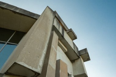 Viyana, Avusturya. 28 Eylül 2023 'te heykeltıraş Fritz Wotruba tarafından tasarlanan Kutsal Üçleme Kilisesi' nin dış mimari tarzında.