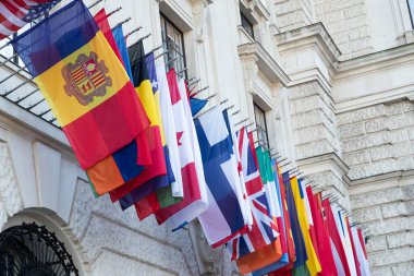 GHofburgin Viyana, Avusturya dışındaki farklı ülkelerin renkli bayrakları