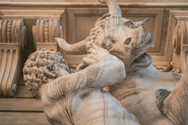 Avusturya, Viyana 'daki Hofburg İmparatorluk Sarayı önünde Herkül' ün boğa güreşi heykeli