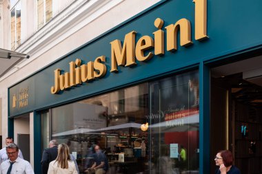 Viyana, Avusturya 29 Eylül 2023 Ulius Meinl Ünlü market önü ve logosu