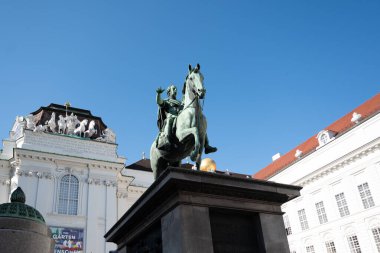 Viyana, Avusturya. 29 Eylül 2023. Hbasburg Hanedanı 'ndan Kutsal Roma İmparatoru 2. Joseph Hofburg Sarayı' nın avlusunda.