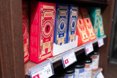 Viyana, Avusturya. 29 Eylül 2023 İsviçre Sirocco Cafe kavanozları Julius Meinl bakkalında seçildi