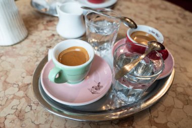 Viyana, Avusturya 29 Eylül 2023 Kafe Ritter 'de bir tepside su ve kahve - geleneksel kafe