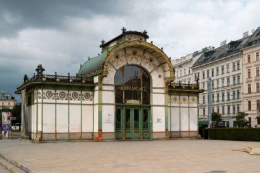 Viyana, Avusturya. 29 Eylül 2023. Karlsplatz Stadtbahn İstasyonu. Viyana Jugendstil hareketinin yazarlarından Otto Wagner tarafından tasarlanmış Viyana 'daki ünlü tren istasyonu.