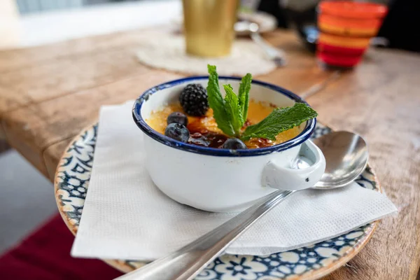 Geleneksel Fransız gurme tatlı creme brulee meyve ve böğürtlen ile servis edilir