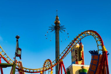 Viyana, Avusturya. 01 Ekim 2023 Prater lunaparkındaki Wiener Riesenrad dönme dolap ve hız trenine yakın.