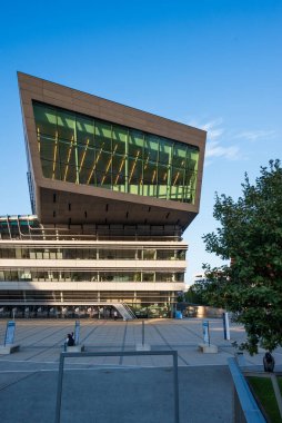 Viyana, Avusturya. 01 Ekim 2023. Ekonomi Üniversitesi 'nde ödül kazanan modern kampüs ve öğrenim merkezi (WU Wien)