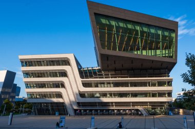 Viyana, Avusturya. 01 Ekim 2023. Ekonomi Üniversitesi 'nde ödül kazanan modern kampüs ve öğrenim merkezi (WU Wien)