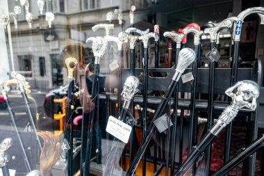 Viyana, Avusturya. 01 Ekim 2023 'te Avusturya, Viyana' nın merkezindeki şık bir kamış dükkanında vitrin gösterisi